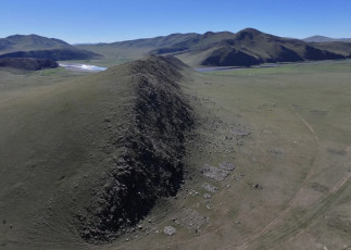 La investigación interdisciplinaria en el sitio de enterramiento de Maikhan Tolgoi, en Mongolia central, está proporcionando nuevos conocimientos sobre la organización social y la dinámica de la p