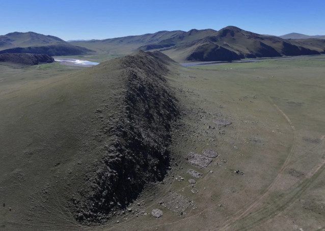La investigación interdisciplinaria en el sitio de enterramiento de Maikhan Tolgoi, en Mongolia central, está proporcionando nuevos conocimientos sobre la organización social y la dinámica de la población durante la Edad del Bronce Final (aproximadamente