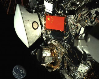 Esta imagen publicada por la Administración Nacional del Espacio de China (CNSA) el 1 de octubre de 2025 muestra una vista de la sonda Tianwen-2 junto a la Tierra, capturada por la sonda durante su v