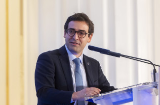 El vicepresidente ejecutivo de Prosperidad y Estrategia Industrial de la Comisión Europea, Stéphane Séjourn, participa en un desayuno informativo de Fórum Europa, a 2 de octubre de 2025, en Madrid