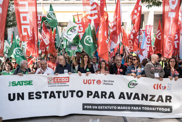Personal sanitario durante una concentración para exigir la aprobación de un nuevo Estatuto Marco, frente al Ministerio de Sanidad, a 1 de octubre de 2025, en Madrid (España). La protesta, convocada por Satse-FSES, CCOO, UGT, CSIF y CIG-Saúde, reúne a tra