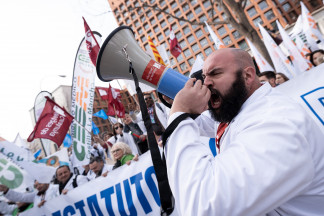 Archivo - Decenas de personas durante una concentración de los sindicatos médicos frente al Ministerio de Sanidad, a 13 de febrero de 2025, en Madrid (España). Los sindicatos médicos de todo el pa