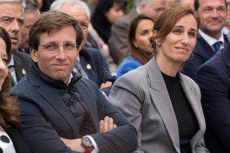 Archivo - El alcalde de Madrid, José Luis Martínez-Almeida, y la ministra de Sanidad, Mónica García, durante el acto homenaje a los médicos y profesionales sanitarios españoles por su entrega du