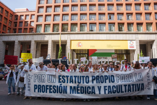 Manifestantes portan una pancarta que reza 'Por un Estatuto propio para la profesión médica y facultativa' durante la manifestación con motivo de la huelga de médicos contra el nuevo Estatuto Marc