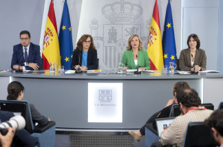 (I-D) El ministro de Transformación Digital y Función Pública, Óscar López; la ministra de Sanidad, Mónica García; la ministra de Educación, Formación Profesional y Deportes y portavoz del Go
