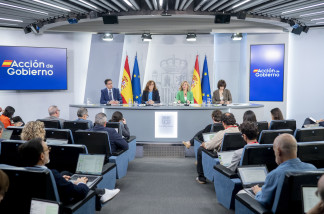 (I-D) El ministro de Transformación Digital y Función Pública, Óscar López; la ministra de Sanidad, Mónica García; la ministra de Educación, Formación Profesional y Deportes y portavoz del Go