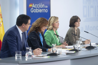 (I-D) El ministro de Transformación Digital y Función Pública, Óscar López; la ministra de Sanidad, Mónica García; la ministra de Educación, Formación Profesional y Deportes y portavoz del Go