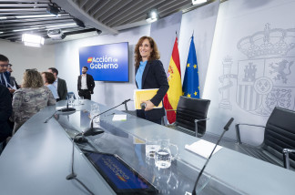 La ministra de Sanidad, Mónica García, durante una rueda de prensa tras la reunión del Consejo de Ministros, en el Palacio de la Moncloa, a 7 de octubre de 2025, en Madrid (España). El Consejo de 