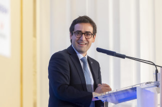 El vicepresidente ejecutivo de Prosperidad y Estrategia Industrial de la Comisión Europea, Stéphane Séjourn, participa en un desayuno informativo de Fórum Europa, a 2 de octubre de 2025, en Madrid