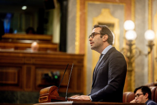 El ministro de Economía, Comercio y Empresa, Carlos Cuerpo, durante una sesión plenaria, en el Congreso de los Diputados, a 7 de octubre de 2025, en Madrid (España). El Pleno del Congreso debate y 