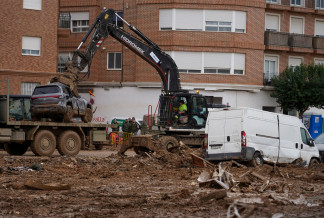 Archivo - Una grúa recoge y limpia los escombros y los coches dañados por la DANA, a 13 de noviembre de 2024, en Catarroja,  Valencia, Comunidad Valenciana (España). El pasado 29 de octubre una DAN