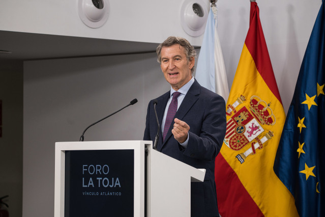 El presidente del Partido Popular, Alberto Núñez Feijóo, interviene durante la segunda jornada del ‘Foro de La Toja - Vínculo Atlántico’ 2025, en el Eurostars Gran Hotel La Toja, a 3 de octubre de 2025, en la Illa de la Toja, Pontevedra, Galicia (España).