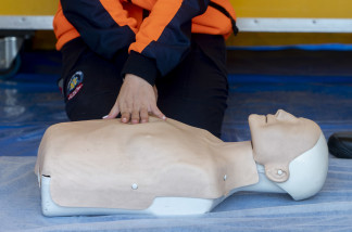 Archivo - Un sanitario realiza técnicas de reanimación cardiopulmonar durante el punto móvil instalado por SAMUR-PC, en la plaza del Callao, a 16 de octubre de 2023, en Madrid (España). Durante la