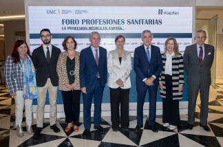 La ministra de Sanidad, Mónica García, y el presidente de Europa Press, Asís Martín de Cabiedes, durante el 'Foro Profesiones Sanitarias: La profesión médica en España', en el Hotel Hesperia Ma