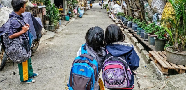 Niños volviendo a cada después de clase en la escuela primaria Irisan (India).