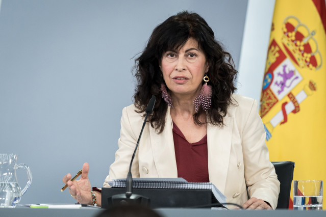 La ministra de Igualdad, Ana Redondo, durante una rueda de prensa posterior a la reunión del Consejo de Ministros, en el Palacio de la Moncloa, a 14 de octubre de 2025, en Madrid (España).  Sumar y PSOE han encauzado durante esta mañana posturas para la r