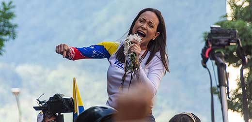 Lider opositora venezolana maria corina machado interviene plena calle