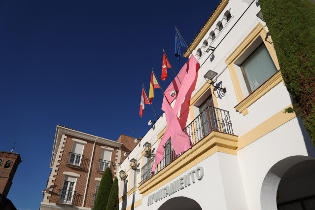 Archivo - Un gran lazo rosa luce en la fachada del edificio consistorial de San Sebastián de los Reyes por el Día Mundial contra el Cáncer de Mama