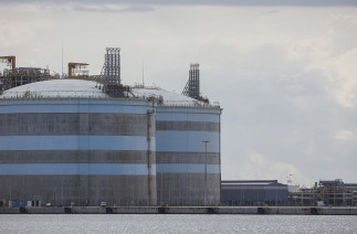 Archivo - Vista de la planta regasificadora de Saggas, a 6 de octubre de 2022, en Valencia, Comunidad Valenciana (España). Esta planta de regasificación resulta estratégica para la entrada de gas a