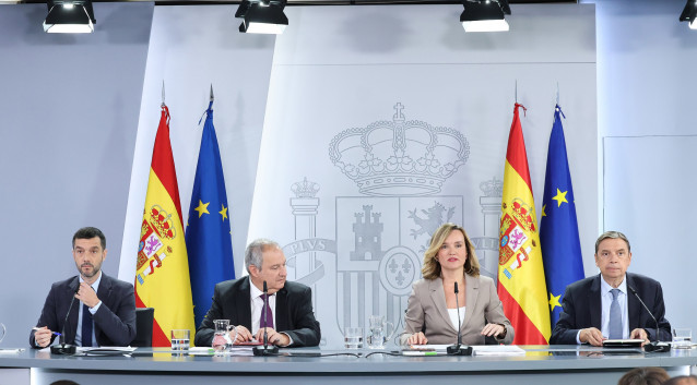 El ministro de Derechos Sociales, Consumo y Agenda 2030, Pablo Bustinduy, el ministro de Industria y Turismo, Jordi Hereu, la ministra de Educación, Formación Profesional y Deportes, Pilar Alegría, y el ministro de Agricultura, Pesca y Alimentación, Luis
