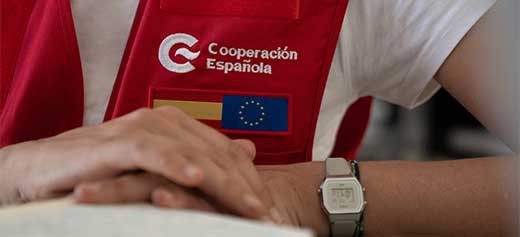 Detalle chaleco persona simulacro crisis humanitaria internacional equipo
