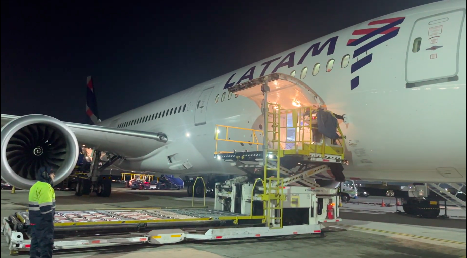Foto Embarque Cerezas LATAM (1)