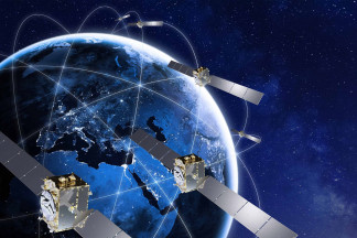 Archivo - Simulación de satélites en el espacio alrededor de la Tierra
