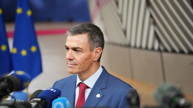 El presidente del Gobierno, Pedro Sánchez, atiende a los medios a su llegada a la reunión del Consejo Europeo, a 23 de octubre de 2025, en Bruselas (Bélgica). El Consejo Europeo tratará hoy principalmente la situación en Ucrania y contará con la presencia