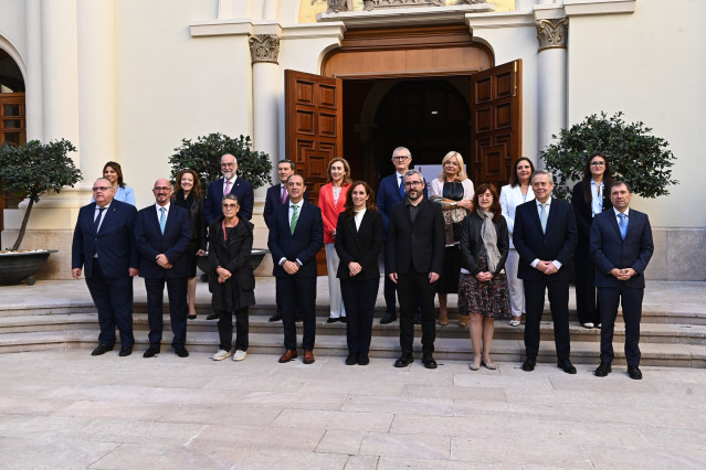 La ministra de Sanidad, Mónica García (c), y el consejero de Sanidad de Aragón, José Luis Bancalero Flores (4i), asisten al pleno del Consejo Interterritorial del Sistema Nacional de Salud (CISNS), en la sede de la Diputación General de Aragón, a 24 de oc