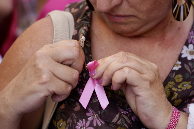 Movilización ciudadana por los fallos en el cribado del cáncer de mama en Málaga. A 10 de octubre de 2025, en Málaga (Andalucía, España). Movilización ciudadana por los fallos en el cribado del cáncer de mama frente a la Delegación de Salud de la Junta de