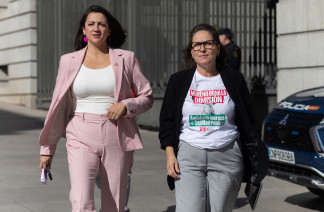 La vicepresidenta tercera del Congreso y diputada de Sumar por Cádiz, Esther Gil de Reboleño, y la representante de Verdes Equo en Sumar, Mar González, durante una rueda de prensa en el Congreso, a
