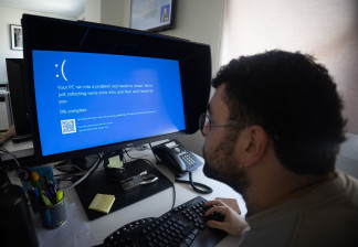 Archivo - Un trabajador de oficina frente al problema de actualización de Crowdstrike, a 19 de julio de 2024, en Madrid (España).