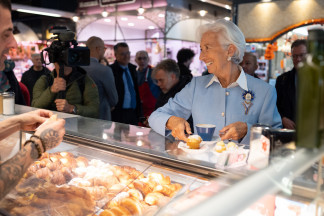 Christine Lagarde visitando un mercado en Florencia (Italia)