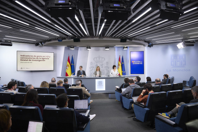 (i-d) El ministro de Presidencia, Justicia y Relaciones con las Cortes, Félix Bolaños, la ministra de Educación, Formación Profesional y Deportes, Pilar Alegría, y la ministra de Ciencia, Innovación y Universidades, Diana Morant, durante una rueda de pren