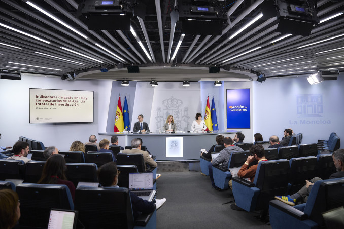 (i-d) El ministro de Presidencia, Justicia y Relaciones con las Cortes, Félix Bolaños, la ministra de Educación, Formación Profesional y Deportes, Pilar Alegría, y la ministra de Ciencia, Innovac