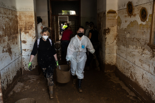 Archivo - Voluntarios limpian la casa de un hombre que se encuentra ingresado, a 7 de noviembre de 2024, en Massanassa, Valencia, Comunidad Valenciana (España). El día que la gota fría llegó a Valencia, el propietario de la casa se subió al altillo de la