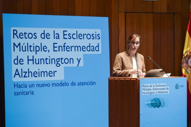 La ministra de Sanidad, Mónica García, presenta la jornada sobre la Estrategia Nacional en Enfermedades Neurodegenerativas, en el Ministerio de Sanidad, a 29 de octubre de 2025, en Madrid (España). El Ministerio ha organizado la jornada bajo el título ‘Re