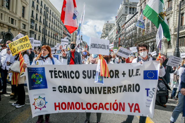 Archivo - Varios manifestantes, con batas blancas y pancartas, en la marcha de Técnicos Superiores Sanitarios para reclamar el Grado Universitario, del Ministerio de Educación al Ministerio de Sanidad, a 5 de marzo de 2022, en Madrid (España). Esta concen