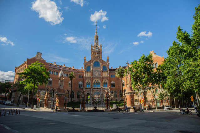 Archivo - Fachada del Hospital de la Santa Creu i Sant Pau mientras la ciudad continúa en la fase cero de la desescalada en la novena semana del estado de alarma decretado por el Gobierno por la pandemia del Covid-19, en Barcelona/Cataluña (España) a 12 d