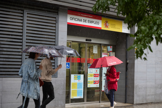 Archivo - Varias personas frente a una oficina del SEPE, a 4 de septiembre de 2023, en Madrid (España). El número de parados registrados en las oficinas de los servicios públicos de empleo subió en 24.826 personas en agosto en relación al mes anterior (+0