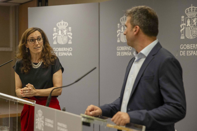 Archivo - La ministra de Sanidad, Mónica García, y el presidente de ConELA, Fernando Martín Pérez, ofrecen declaraciones a los medios tras una reunión, a 4 de junio de 2025, en Madrid (España). El Ministerio de Sanidad presentará antes del verano un 'plan