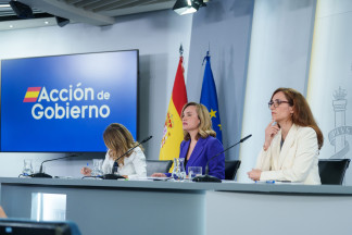(i-d) La vicepresidenta segunda y ministra de Trabajo, Yolanda Díaz, la ministra de educación, formación profesional y deportes, Pilar Alegría, y la ministra de Sanidad, Mónica García, durante l