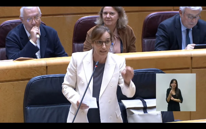 El secretario general del PP en el Senado, Javier Arenas, fumando desde su escaño.