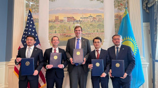 Firmantes del acuerdo que capacitará a docentes de Kazajistán en el uso de ChatGPT Edu