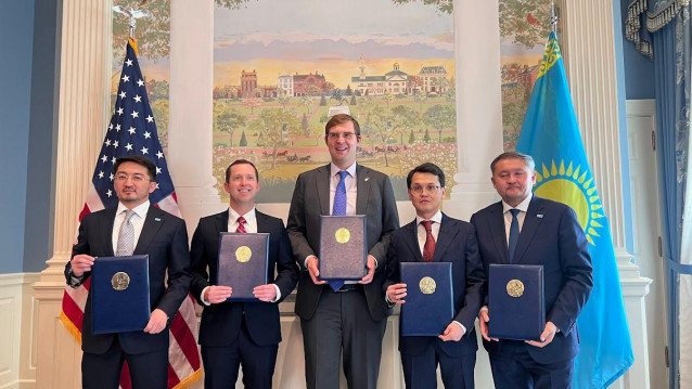 Firmantes del acuerdo que capacitará a docentes de Kazajistán en el uso de ChatGPT Edu