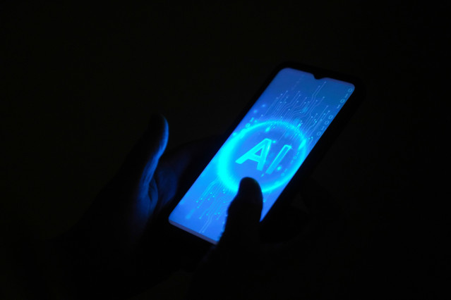 Un móvil con las siglas AI de Artificial Intelligence (Inteligencia Artificial), a 24 de octubre de 2025, en Barcelona, Cataluña (España).