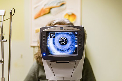Imagen de recurso de una mujer en una prueba oftalmológica.
