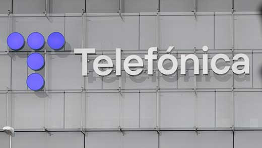 EuropaPress 5606884 semaforo rojo frente sede telefonica 28 noviembre 2023 madrid espana