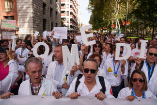 Archivo - Sanitarios durante la manifestación con motivo de la huelga de médicos contra el nuevo Estatuto Marco, frente al Congreso de los Diputados, a 3 de octubre de 2025, en Madrid (España). Est