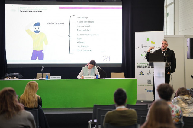 Expertos, pacientes y familiares piden una atención 'integral y respetuosa' a los colectivos vulnerables con Alzheimer